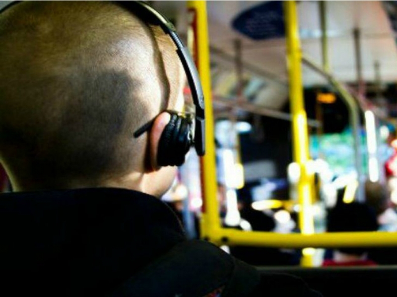 Buscan prohibir sonidos sin auriculares en los colectivos